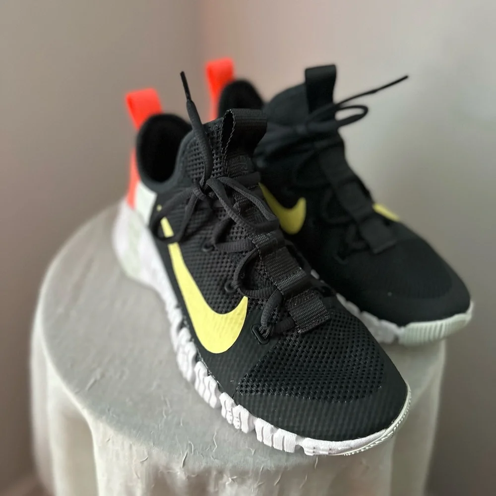 NIKE Colorway: Dark Smoke Grey/Bright Mango/Barely/Green/Light Zitron size 8.5 - Picture 9 of 13